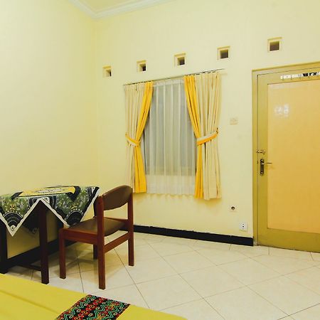 Griya Batik Giri Sekar Homestay Yogyakarta Buitenkant foto